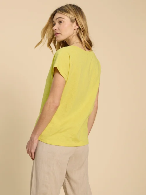 Nelly T-Shirt mit Keilausschnitt - Brt Yellow - 52 Image 4