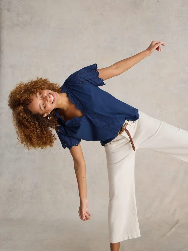 TOP À MANCHES FLOTTANTES ET BRODERIES