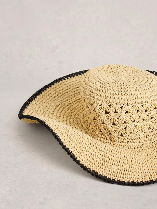 Chapeau à large bord en crochet
