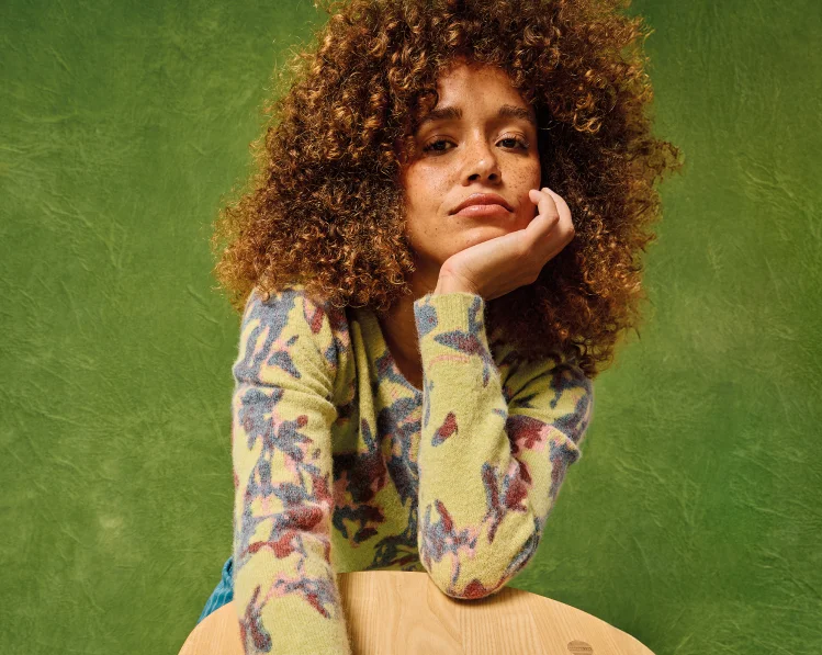 Gelber Pullover mit blauem und pinkfarbenem Cyanotypie-Druck