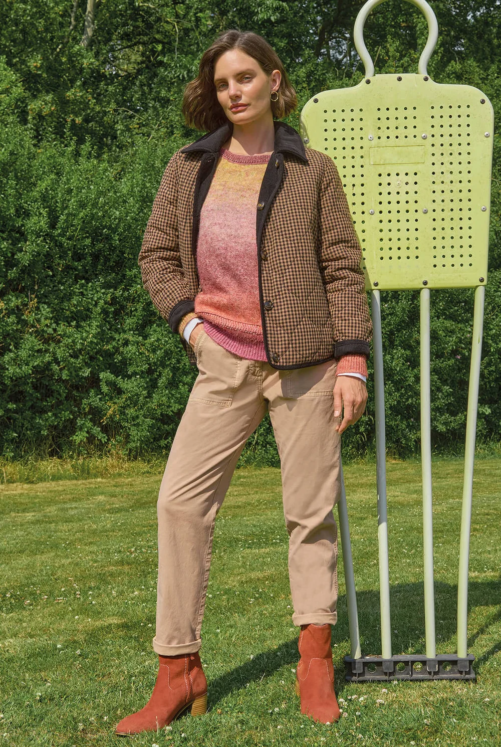 Femme en veste vert olive, pantalon beige et bottes colorées