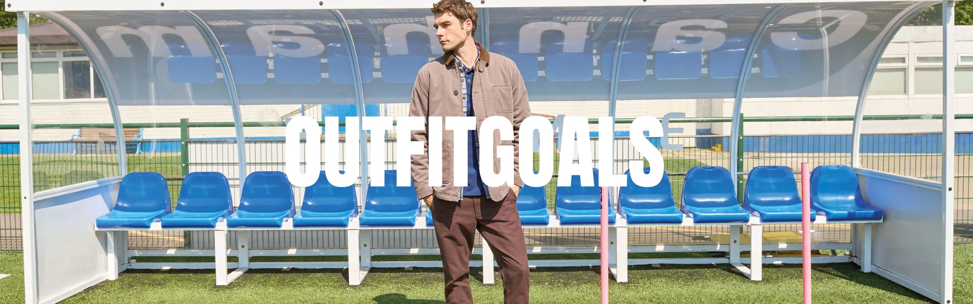 Un homme sur le terrain de football portant une veste beige avec le texte, Outfit Goals, au-dessus.