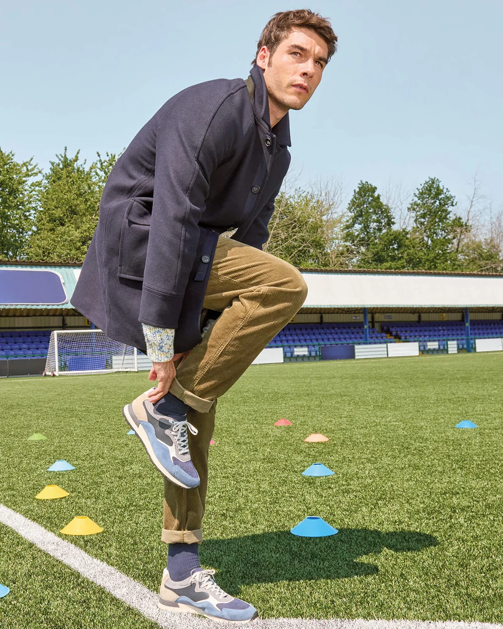 Homme en manteau bleu penché